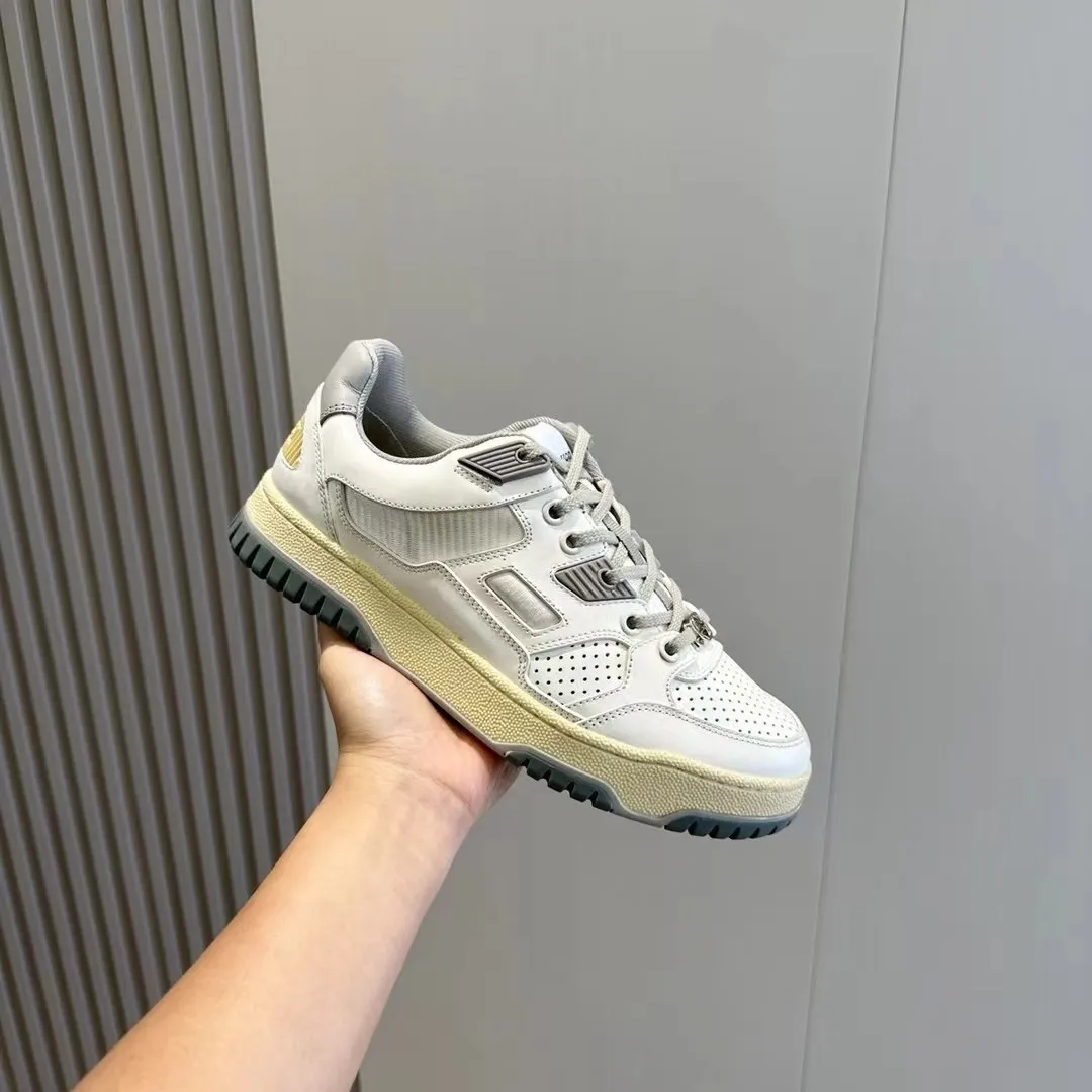 👟👟Ex-factory price👟👟Ex-factory price 580✨G Gucc~Gucci's new couple's distressed effect sneakers. This low-cut sneaker adopts a basketball-style silhouette design, and cleverly incorporates hollow panels and distressed effects, showing its unique ingenuity. Craftsmanship incorporates brand logo details such as the interlocking Double G styling accessories and Gucci logo, a low-key tribute to the brand's design heritage. A rubber non-slip outsole, inlays and embossed sole give the entire design a contemporary feel. Imported cowhide, rubber outsole Size: 35-44 (customized at 38.45)
